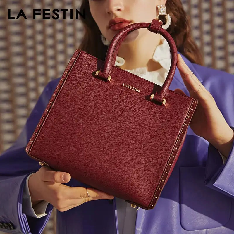 Modelo feminina segurando uma bolsa tote feminina La Festin na mão
